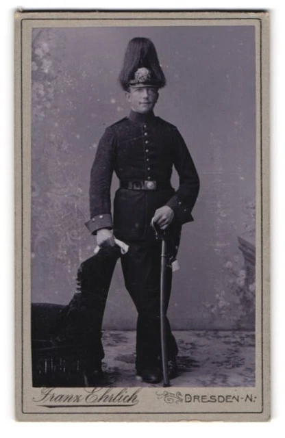 Fotografie Franz Ehrlich, Dresden, sächsischer Soldat in Uniform mit Pickelhaub