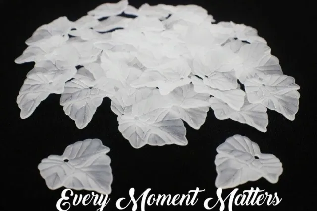25 x WHITE FROSTED LUCITE ACRYLIC MAPLE LEAF BEADS 24mmx22mm WHITE