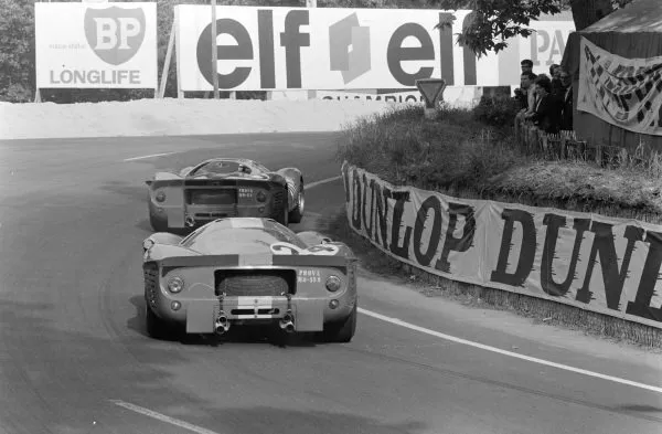 Chris Amon & Nino Vaccarella Ferrari 330P4 Le Mans 1967 Motor Old Photo 20