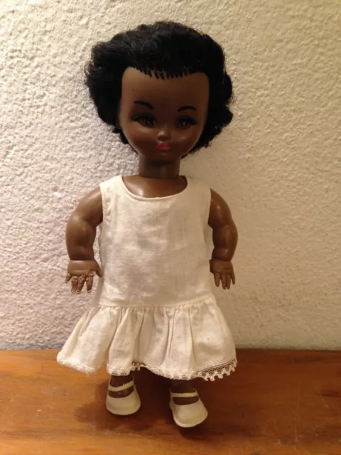 Ancienne petite poupée BELLA noire avec ses chaussures vintage
