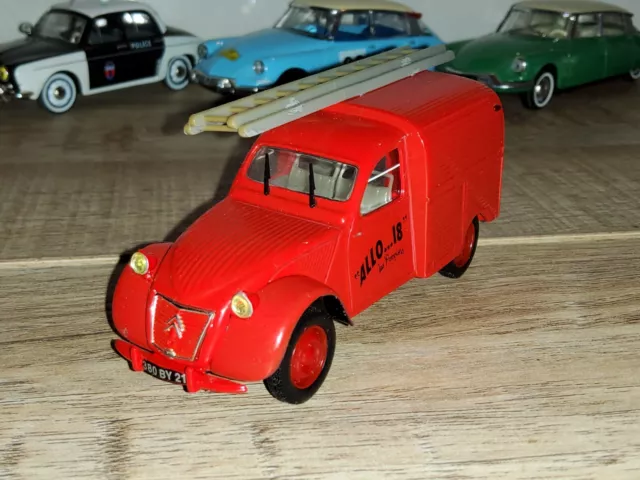 Citroën 2cv  pompier rouge 1/43 solido ixo norev eligor