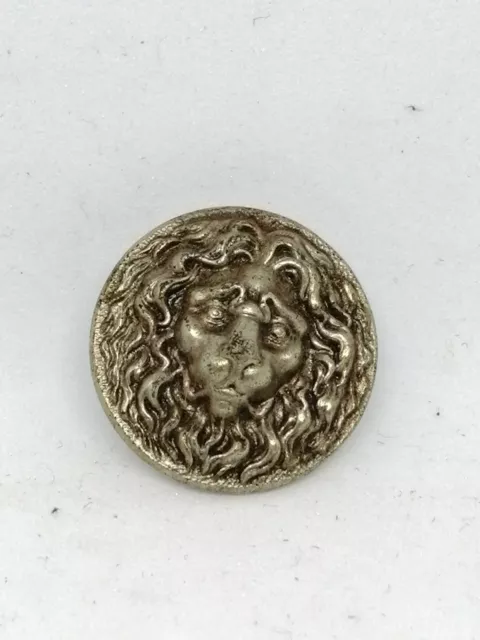 Ancien très jolie bouton à tête de lion argenté vintage habit collection