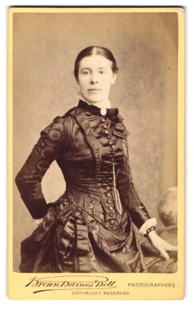 Fotografie Brown - Barnes & Bell, London, 220 Regent Street, Brünette Dame träg