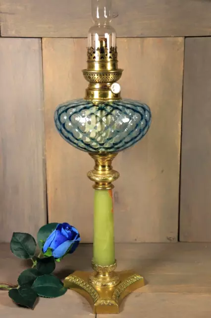Ancienne Lampe à Pétrole Reservoir Verre Bleu Pied en Onyx Vert et Bronze Doré