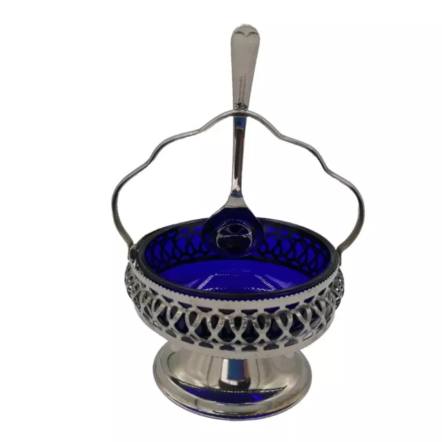 Azucarero de vidrio azul cobalto vintage en cesta plateada de cromo con cuchara