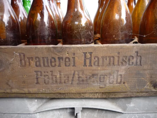 alter bierkasten aus holz mit 19 Flaschen 0,5 l und 1 Flasche 0,33 l