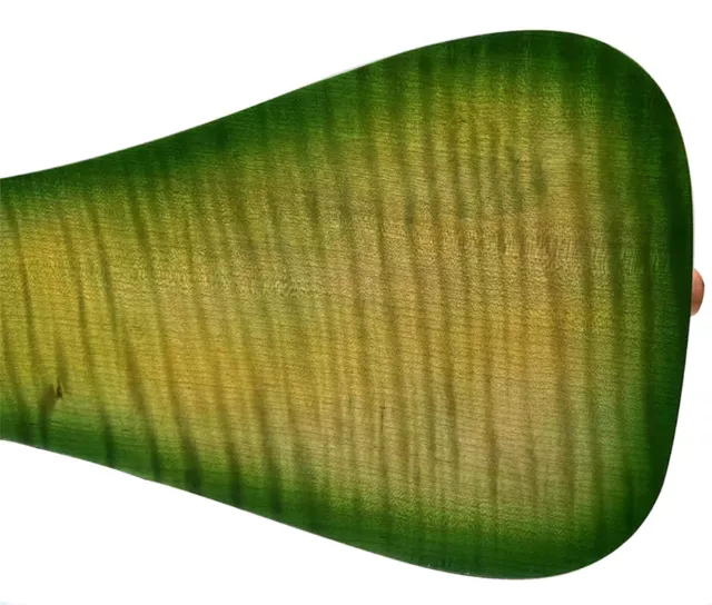 Bois d'érable couleur verte 6 cordes 24 touches vilebrequin, joli dessin. Bon son 8