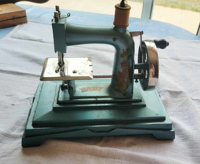 Ancienne petite machine a coudre enfant jouet BABY | eBay
