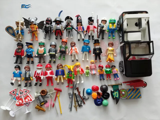 30x Playmobil Figuren. Ritter, Piraten, Soldaten usw. (Konvolut) und Zubehör