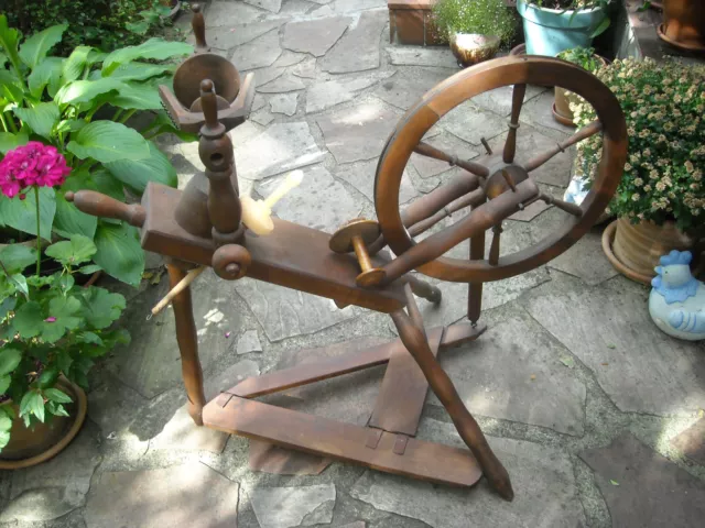 Tolles, altes, dekoratives Spinnrad Originalzustand aus Holz
