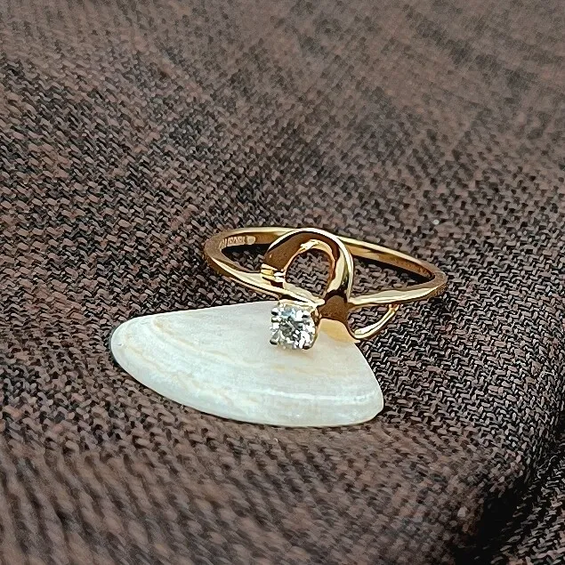 Diamond Jewellers 18K Yellow Gold Diamond Round Shape 0.13 Carat  Women Ring