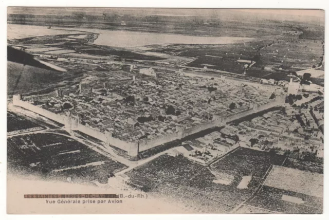 CPA 13 - LES SAINTES-MARIES-DE-LA-MER : VUE PRISE PAR AVION  (BOUCHES-du-RHÔNE)