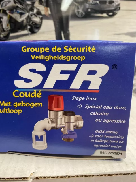 Groupe de sécurité chauffe-eau 20x27 inox coudé Réf 2252571 WATTS INDUSTRIES