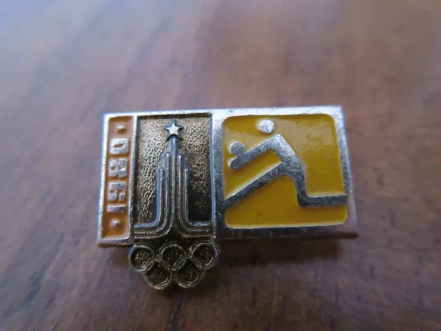 Alte Volleyball Anstecknadel Moskau 1980 vintage pin Russia Moscow Olympics