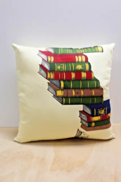 Fodera cuscino realizzata con tessuto vintage Gatti sui libri Piero Fornasetti