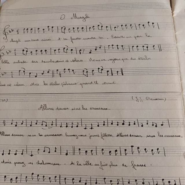 Cahier scolaire ancien musique ( années 30/40 )  ) avec partitions et paroles 3