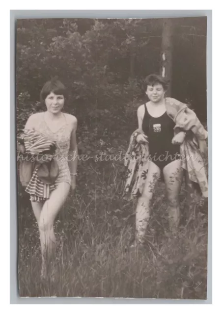 2 Mädchen auf dem Weg zu Baden 1956 - Altes Foto 1950er