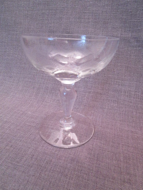 Coupe a champagne ancienne gravée