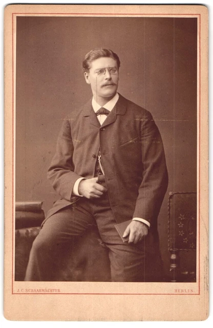 Fotografie J. C. Schaarwächter, Berlin, Stattlicher Herr im Anzug mit Zwicker