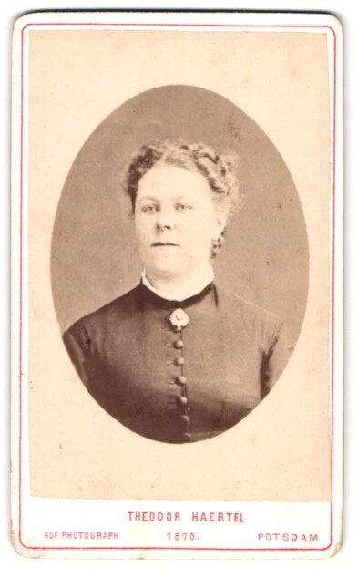 Fotografie Theodor Haertel, Potsdam, Charlottenstr. 25, Junge Dame in modischer