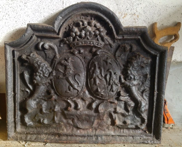 PLAQUE DE CHEMINÉE en fonte au décor d'une couronne et fleurs de lys 56