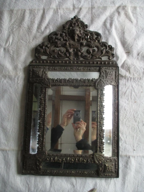 Miroir Ancien à Parcloses En Cuivre Repoussé – XIXe Siècle – Style Antique Et Biseauté