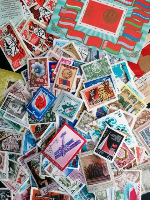 500 World Wide postage stamps.  Randomly selected World post stamps. Timbres. 3