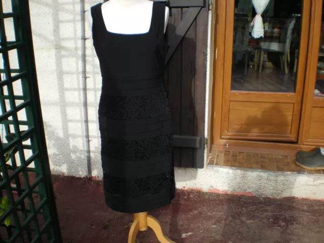 une tré jolie robe noir habillée en taille 42de la marque un jour ailleur