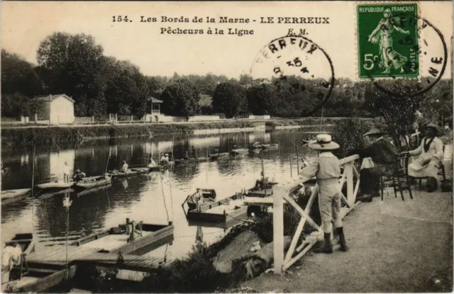 CPA Le PERREUX Les Bords de la Marne Pecheurs à la Ligne (65657)