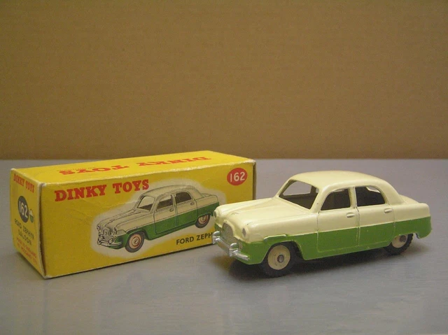 Dinky Toys 30c Daimler Saloon made in England