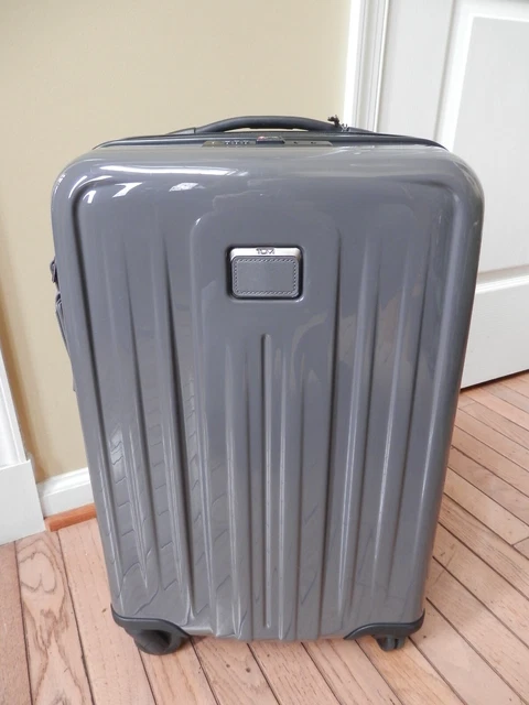 New TUMI V4 INTERNATIONAL 4 WHEELED CARRY ON LUGGAGE. RETAIL $695 !!!