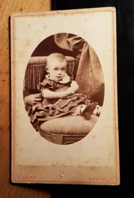 Marie Schmidt 3/4 anni - con mano sulla sedia / CDV Ferdinand Voigt Güstrow
