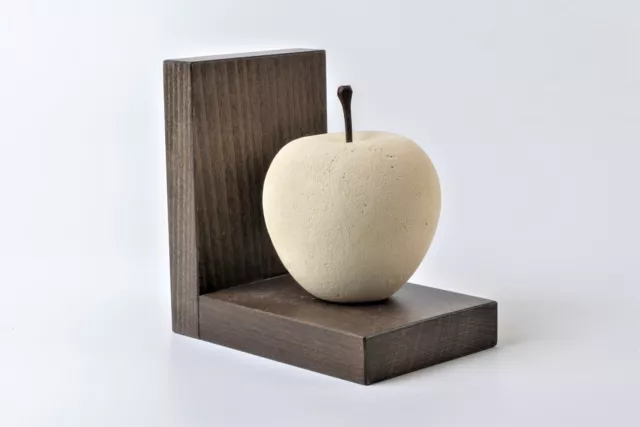 Serre-livres pomme avec sculpture en pierre et socle en bois. Idée cadeau