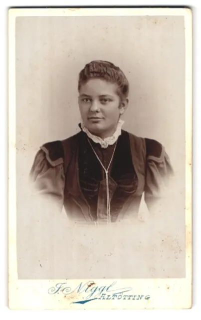 Fotografie J. Niggl, Altöttingen, Portrait junge Dame im modischen Kleid