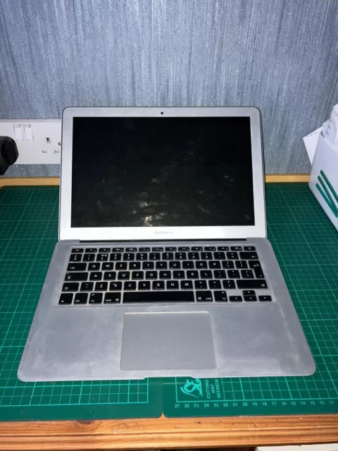 Apple MacBook Air A1466 für Ersatzteile oder Reparaturen - keine offensichtlichen Schäden