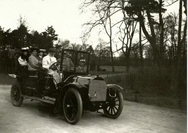 Foto Kronprinzenpaar Wilhelm und Cecilie im Automobil im Neuen Garten 1907