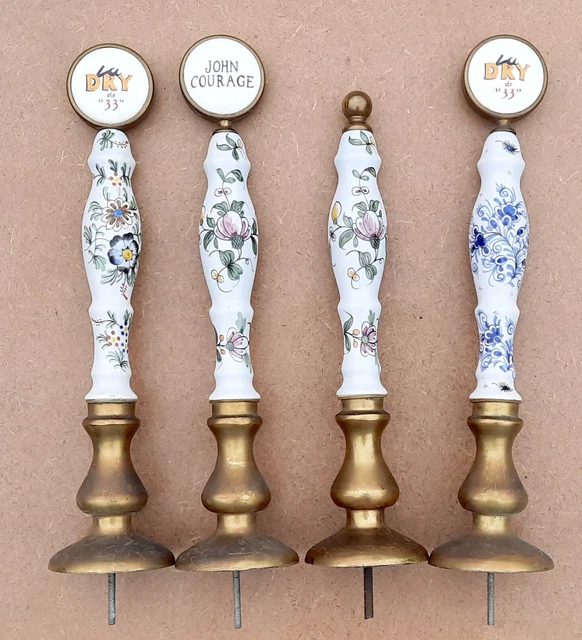 4 grandes poignées anciennes de tireuse à bière dont 33 et JOHN COURAGE, faïence