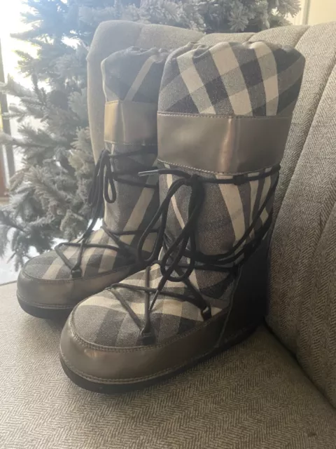 Burberry online moon boots