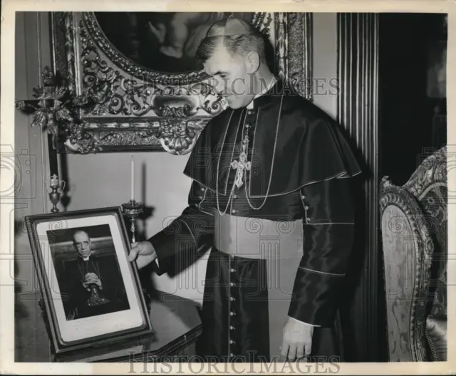 1939 Press Photo Most Rev. S.J. Donahue with autographed photo of Pope Pius XII