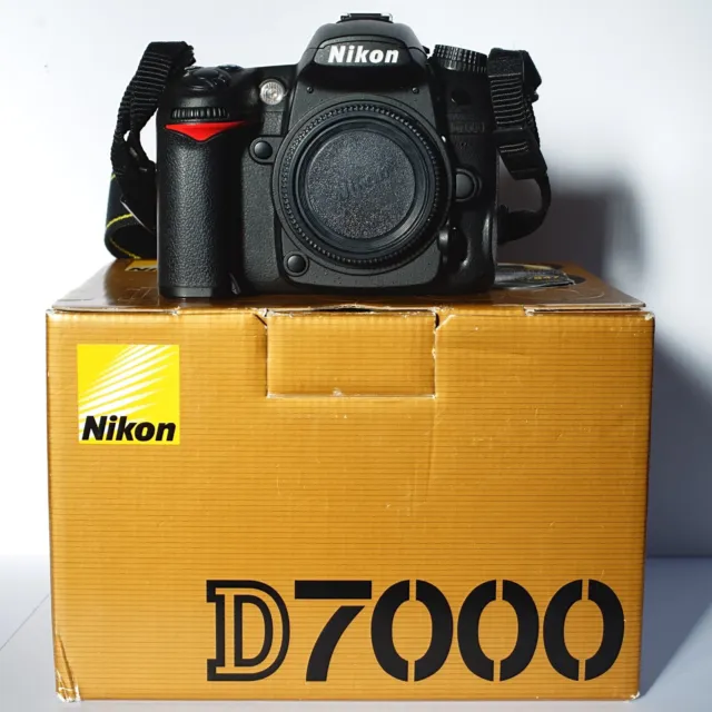 Nikon D7000 Digital Camera – low shutter count – in original box - near pristine