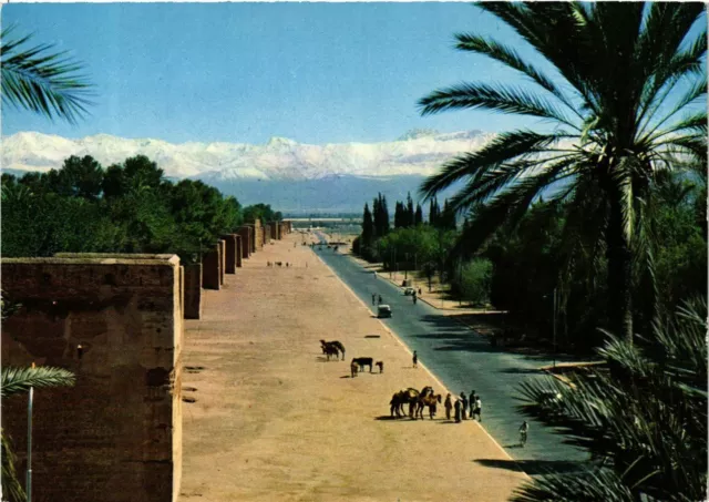 CPM Marrakesh - Les Ramparts et le Grand Atlas MOROC (880540)
