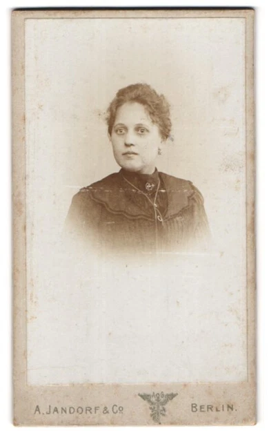 Fotografie A. Jandorf & Co., Berlin-C., Spittelmarkt 16-17, Junge Dame mit zurü