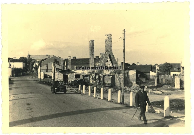 Orig. Foto Kradmelder Bevölkerung in zerstörtes Dorf in Polen 1939
