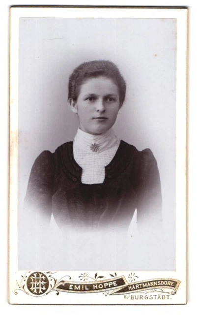 Fotografie Emil Hoppe, Hartmannsdorf, Portrait junge Dame in zeitgenöss. Kleidu