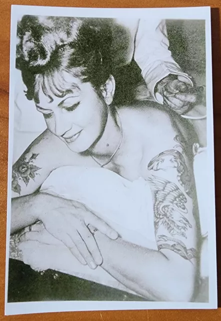Foto de tatuaje tradicional de Bernard Kobel en blanco y negro vintage tatuada mujer águila, serpiente