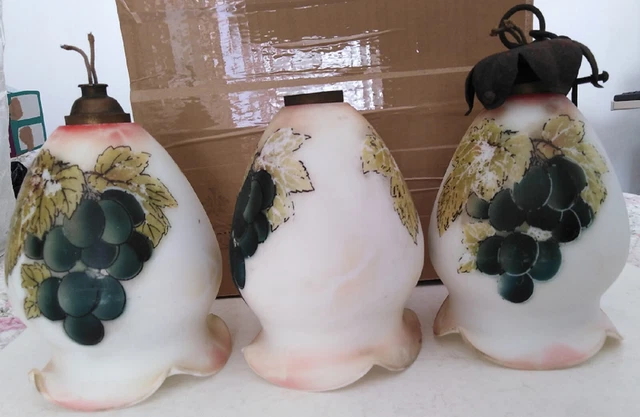 3 ANCIENNES TULIPES EN OPALINE PEINTES A LA MAIN - Hauteur 14 cm -Diamètre 10 cm