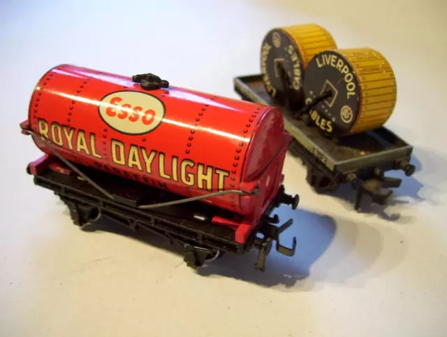 HORNBY DUBLO 2 RAIL 2x WAGON ESSO TANK / LIVERPOOL CABLES FLAT TRUCK OO GAUGE 00