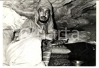 1965 ca YEMEN L'imam Muhammad AL-BADR guerrigliero in una grotta - Foto 18x13 c