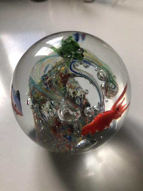 Boule à Neige Artisanale - Petits Dauphins Sur Une Vague, 6 Cm, Presse-papier Ou Décoration