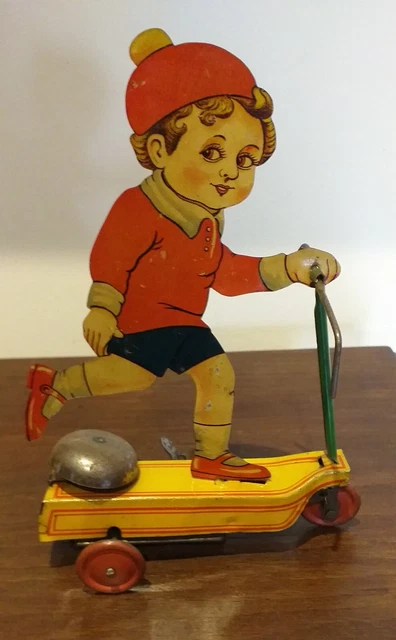 Ragazzino su Monopattino